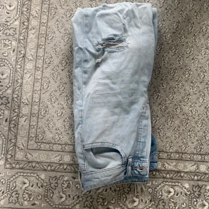 Håliga jeans - Bra skick! Sitter skit snygg på dig runt 155-160