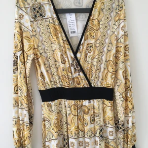 Klänning  - Helt ny lång klänning stl S prislapp kvar från Gina 