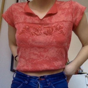 90s/2000s t-shirt - gratis frakt! - Snygg t-shirt i batik i en rödorange färg! Är förmodligen från sent 90-tal eller tidigt 2000-tal!  Frakt ingår! 