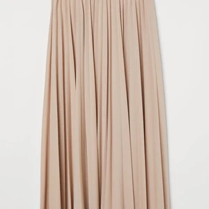 plisserad kjol H&M - Säljer en plisserad kjol från h&m, konceptet trend i storlek 32. jag är i vanliga fall en 34 men sitter bra på mig i och med den mjuka resåren. 