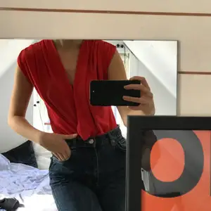 Röd body från Zara i strl S🥰  säljer för 70kr + frakt 💕