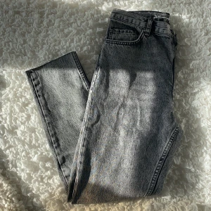 Gråa byxor stl (M) - Snygga gråa jeans. Använda en gång! Som nya, nypris 599kr. Stl M. Dom är högmidjade. Köparen står för fraktkostnaden!!💗💗🌸