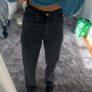 Jeans från weekday row  - Ett par snygga långa raka jeans från weekday i modellen row. Köptes för ca ett år sen för 500kr men har ej används på ca 5 månader pga storlek. Det är i en  urtvättad svart färg och perfekt passform med hög midja och långa i bena - är 170. 300 ink. frakt