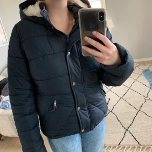Jacka från Hollister  - Superskön och varm jacka, perfekt till vintern! Är i bra skick förutom att ena dragkedjan på ena fickan är trasig, går dock enkelt att laga! 