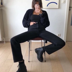 Weekday Rowe byxor - Nästan oanvända svarta raka jeans från weekday! Passar 36-38:) frakt: 62