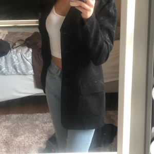 Skjorta/kappa - Skjorta/kappa i väldigt fint material från BISSE. Köpt för 1200kr (precis som ny) i minsta storleken men passar allt från XS-M