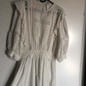 Klänning från hm (NY)  - Jättefin somrig klänning från h&m använd engång så den är som ny. Passar storlek 36/38. Köparen står för frakten 