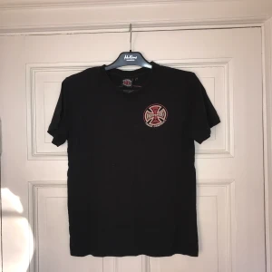 T-shirt från skatemärket independent - Svart tisha från skatemärket independent med stort ryggmotiv. Tröjan är relativt väll använd. Hör av er om ni har frågor om mått, storlek, passform eller om ni har andra frågor.