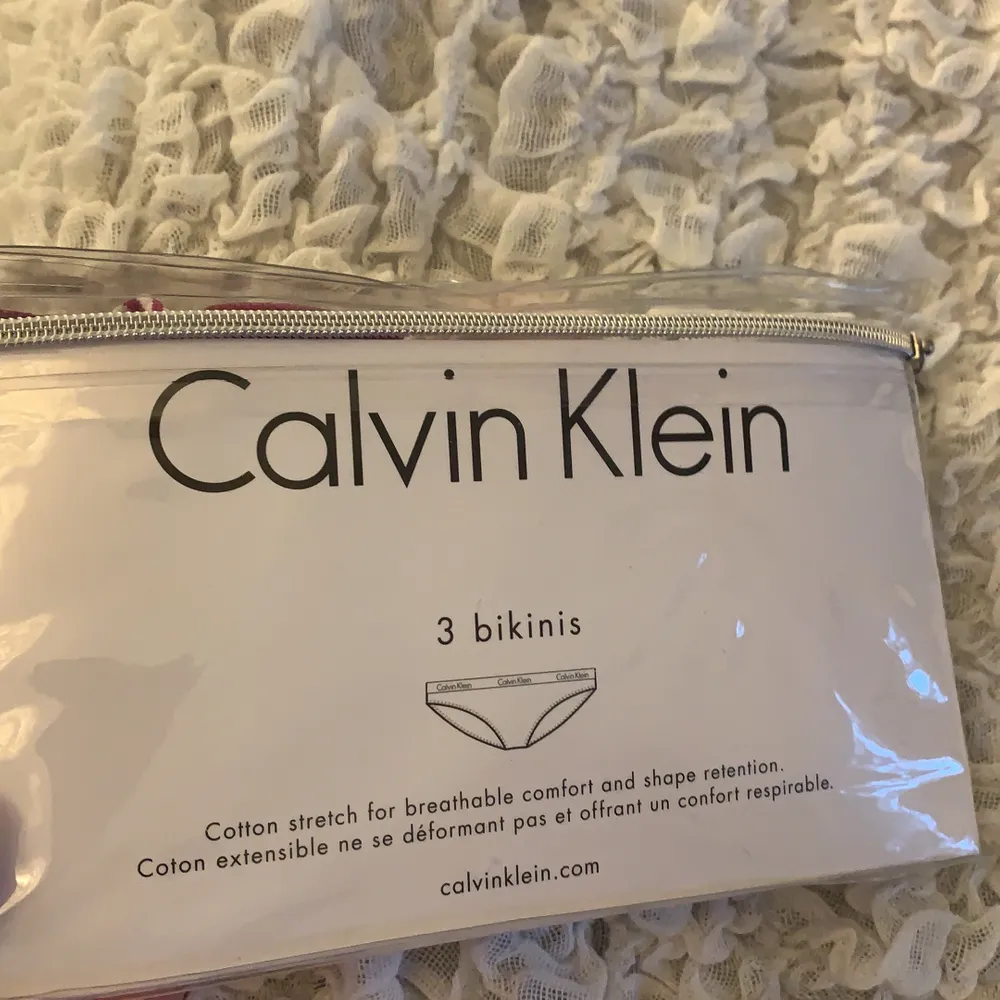 Säljer detta 3 pack med Calvin Klein trosor. Endast öppnat!! Säljer då jag råkade köpa fel modell. Köparen får stå för frakten ❤️. Övrigt.
