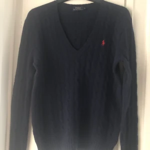 Ralph lauren tröja  - Super fin MÖRKBLÅ stickad tröja som bara är använd 1 gång har fått hänga i garderoben bara bland andra kläder därför har den blivit lite nopprig men inget som syns tydligt tycker det blev charmigt till tröjan men vill berätta att det är en ”defekt”