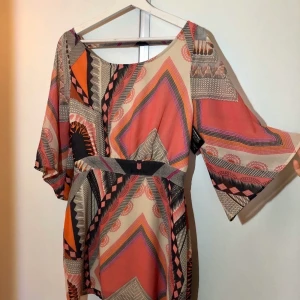 Nly trend klänning storlek M nu oanvänd  - Ny oanvänd klänning från nly trend, superfin baktill då den är öppen i ryggen. Köparen står för frakten 55kr