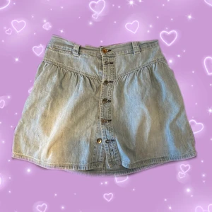 Supersöt jeanskjol  - Storleken är skysterbar som man ser på bild två. Frakt: 66kr💞💞 hör av dig om du är intresserad 