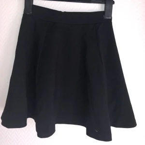 Svart flowig kjol - OANVÄND. Storlek XS, passar även XXS. Frakt tillkommer (63kr, spårbart) 💗