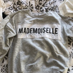 Ljusgrå Sweatshirt - Mysig fin sweatshirt från mango som tyvärr inte används längre.Frakt 63kr:)♡  