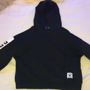 Helt oanvänd kroppad hoodie! Bra skick för bra pris!