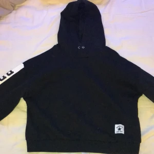 Kroppad hoodie från brooklyn - Helt oanvänd kroppad hoodie! Bra skick för bra pris!