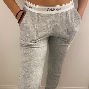 Calvin Klein mjukisar, st M - Jätte sköna o snygga mjukisbyxor som är oanvända från Calvin Klein, St M men passar toppen till S,XS. Pris: 170 