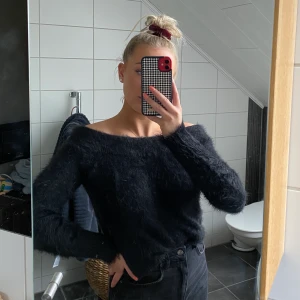 Offshoulder  - Fluffig skön offshoulder!! 💙🖤 passar xs-m