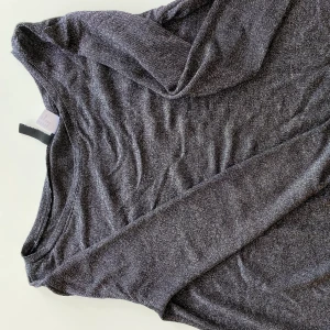 Glittrig långärmad  - Säljer en fin glittrig tröja knappt använd