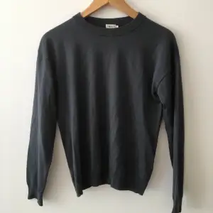 Tröjor från Filippa K i likadan modell. Sjuuukt skönt material, jättemysiga tröjor ✨ knappt använda! Strl:S       1 tröja: 90kr, båda: 150kr