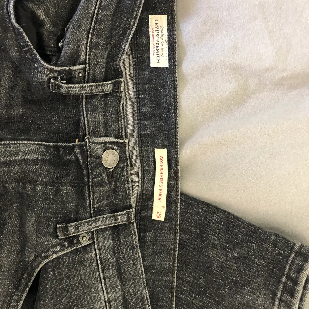 Jättefina jeans från Levis i modellen 724 High Rise straight i färgen ”it’s all good” som är mörkgrå. Storlek 29 i midjan och 32 i längden. Använda 2 ggr och är därför som nya!! Nypris på Zalando: 1145kr. Köparen står för frakten på 63kr 💓. Jeans & Byxor.