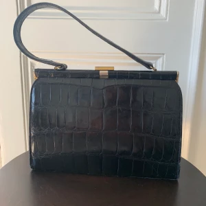 Vintage väska - Vintage krokodilväska med nytt handtag i läder. Bra skick och inhandlad 2018.