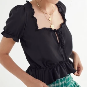 Urban Outfitters Riley Blouse Black - Supersnygg blus från UO i mycket gott skick! Knappt använd, utan har bara hängt i garderoben. Säljer på grund av att den inte längre faller mig i smaken! Nypris 29$. Köpare står för frakt.