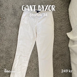 Gant byxor - Fina vita tygbyxor ifrån Gant, storlek 34🤍 Jättefint skick Köparen betalar frakt🕊