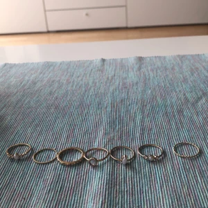 Ringar - Jag säljer mina ringar eftersom att de aldrig kom till användning, men de är super snygga.💍 De är ganska små  i storleken.  4kr/st eller alla för 20 kr frakt tillkommer 