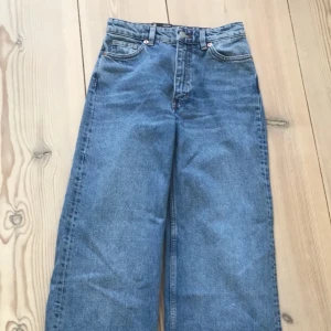 Monki jeans - Widén Leg jeans från Monki. Helt oanvända! Modell Yoko. Storlek 24, lappar finns kvar! 400 + frakt, kan mötas upp i Stockholm. 🥰