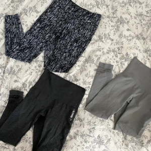 Gymshark seamless, NIKE träningstights - 3 par träningstights PAKETPRIS. Nike-tightsen och de ljusgråa gymshark seamless är hela och fina. De mörkgrå gymshark har hål nere vid anklarna på både fötterna därav får du dem billigt på köpet. 380kr för de ljusgrå gymshark och Nike. 450kr för alla 3.