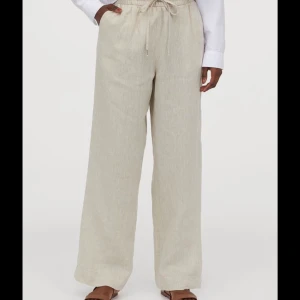 Linnebyxor - Säljer mina linnebyxor som va alldeles för långa för mig. Jag är inte säker på om jag vill sälja men om jag kan få ett bra bud så säljer jag dom!🥰 Jag är 163 lång och de är väldigt långa på mig. De sitter väldigt bra i midjan eftersom man kan justera de🥰🥰