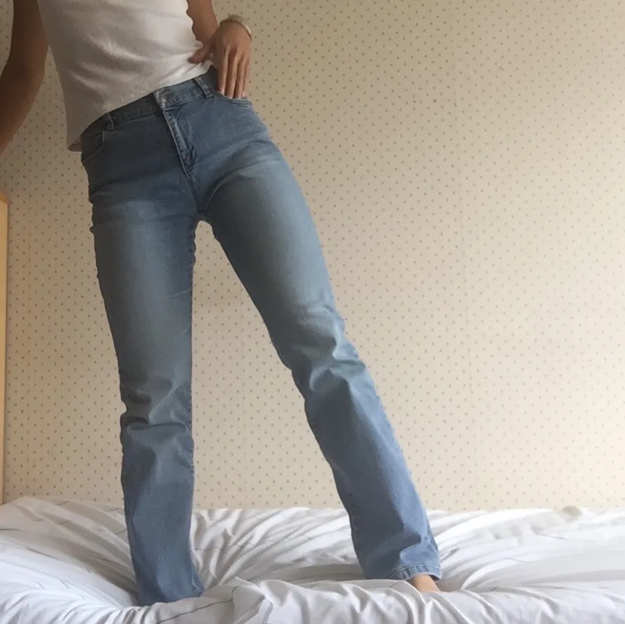 Ett par blåa jeans från Inwear. Inga defekter med snygg passform. Är ca 165 cm lång och bär oftast 25 i midjemått. Kan mötas upp och fraktas . Jeans & Byxor.