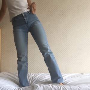 Ett par blåa jeans från Inwear. Inga defekter med snygg passform. Är ca 165 cm lång och bär oftast 25 i midjemått. Kan mötas upp och fraktas 