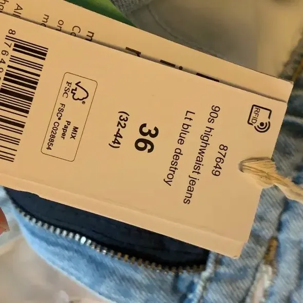 Säljer dom här jeansen från Gina tricot i storlek 36, helt oanvända och prislappen e fortf kvar! Budgivning fram till 10/8! Buda i kommentarerna från 400kr. Jeans & Byxor.