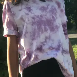 Hej! Denna t-Shirt kostar 70 kronor och finns i färgerna lila rosa och blå. Finns i strl XXS-XL. Skriv gärna till mig om du är intresserad av andra klädesplagg😊 Den på bilden är strl xs