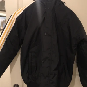 Oversized addidas jacka  - Jätte cool oversized addidas jacka. Helt ny och o använd. Den är storlek M men som sagt är den oversized. Jätte cool och kan höst och vinter. Jag säljer för omkring 300 kr då jag köpte den för 1500 kr + frakt som ligger runt 40 kr.  Högsta bud 400 Kr