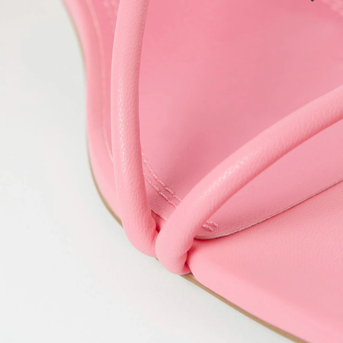 Sandaletter med snörning.  - 91