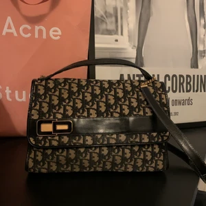 Dior vintage - En jättefin vintage väska från DIOR. Går att bära både crossbody och i handtaget.