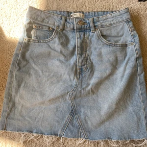 Jeanskjol - Säljer denna blå jeanskjol från ginatricot som nästan aldrig är använd. Det finns inga defekter på den. Skicka privat för frågor. Storlek 34. Köpt för 349kr och säljs för 80kr+frakt. Om fler är intresserade blir det budgivning💙