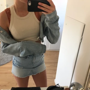 Jeansjacka  - Säljer min jeans jacka med slitninga  från Gina. Jag har klippt dne själv så att den slutar vid höften. Strl M och sparsamt annvänd 