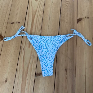 Mönstrade bikiniunderdel💙🤍 - HELT NYA bikinitrosor i fint prickigt mönster! Frakt 11 kr💙