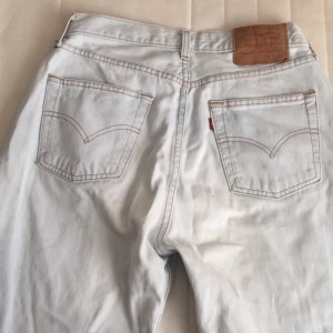 Levis jeans - 90-tals inspirerade jeans från Levis, god kvalite, ljusblå. Storlek 34. Jag är 163 cm lång och byxorna går EJ över hälen på mig. 