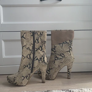 Bianco boots - Gätte fina Bianco boots med klackar. Dom är i jätte bra skick och bara använda en gång på en fest. Jag köpte dom för 1000kr. Frakten ligger på 50-60 kr. Buda gärna!✨