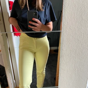 Gula jeans - Så snygga gula jeans från &Other stories som är för små för mig 🥺 Storlek 28, croppad modell. Köpte de förra året och har använt en gång! 
