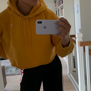 Croppad champion hoodie - Championhoodie, croppad. Storlek L, men funkar som lite oversize på M/S. Bra skick, knappt använd.