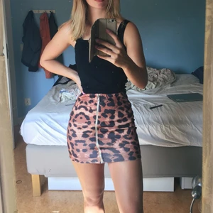 Kjol från JunkYard - Tight kjol i storlek XS från JunkYard, nyskick. Sällan använd. Tjockt och bra  material som inte är genomskinligt. Stretch i midjan. 