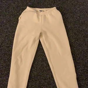 Ginatricot mjukisbyxor - Säljer mina snygga mjukisbyxor från gina. De är i strl S. Aldrig använda ba provade. Jag säljer dom för jag tycker de inte sitter så bra på mig o sitter lite tight vid låren men annars jätte snygga o sköna💞 startpris: 120kr, frakt ingår ej! Nypris: 250kr💞