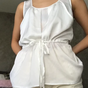 Blus-topp - Jättefin blus-aktig topp, lätt att klä upp och klä ner.   Använd endast 1 gång                                                   Lappen är bortklippt och kommer inte ihåg vart den kommer ifrån tyvärr. Köparen står för frakt, kan även mötas upp💕                                                      