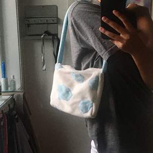 soft-girl väska, köpt av en tjej här på Plick som gjort den själv!! superfin, får dock ingen använding av den💔 frakt 11kr